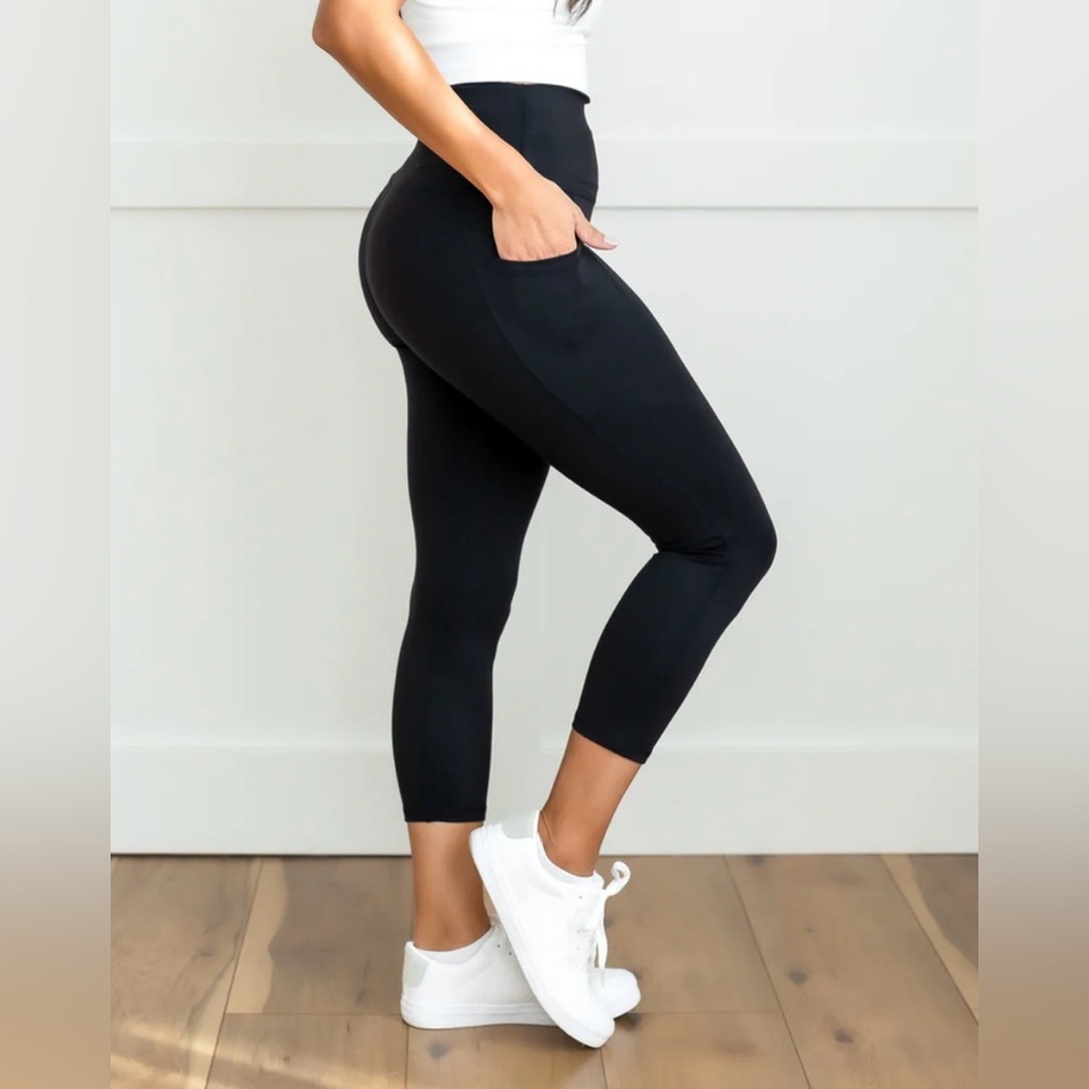 Love & Fit 21" SoftLuxe Stay Put Capri Leggings, Black, Size Large, NWT